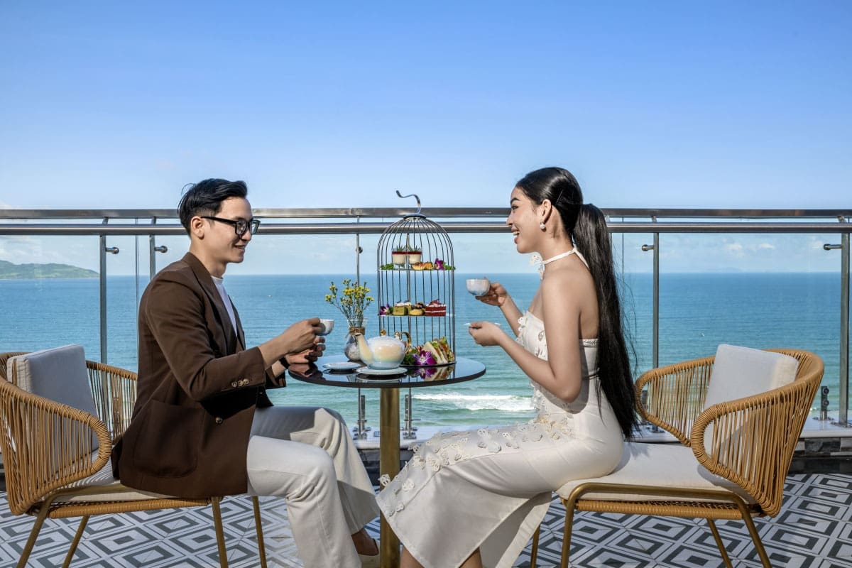 Discover The Top 10 Best Beach Hotels - BlueSun Danang Beach Hotel 4 BlueSun Danang Beach Hotel Ocean Terrace Bar And Pool